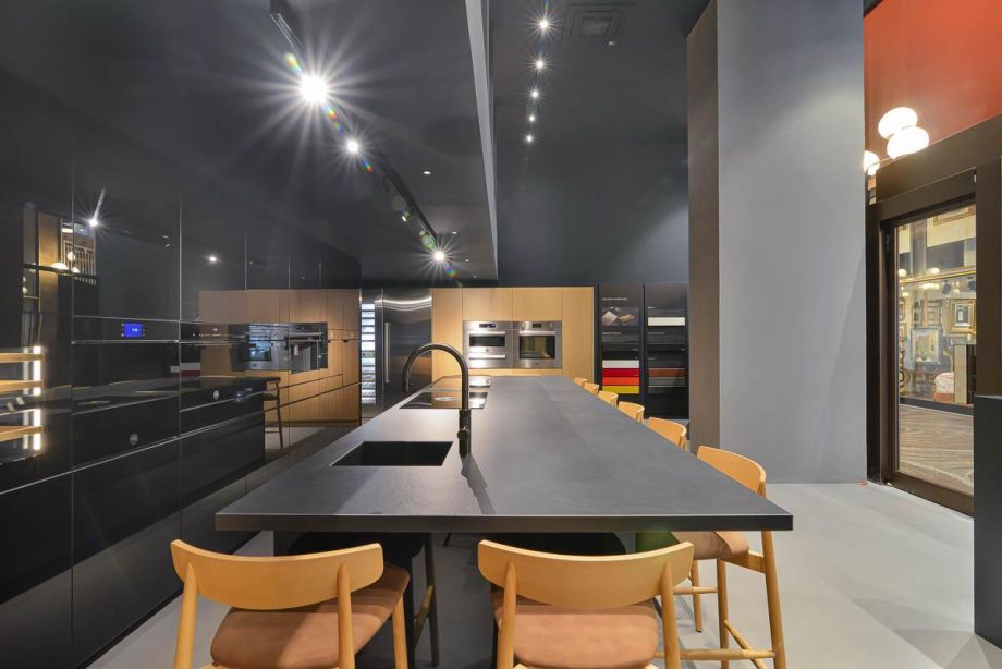 Tavolo espositivo Showroom Bertazzoni Milano