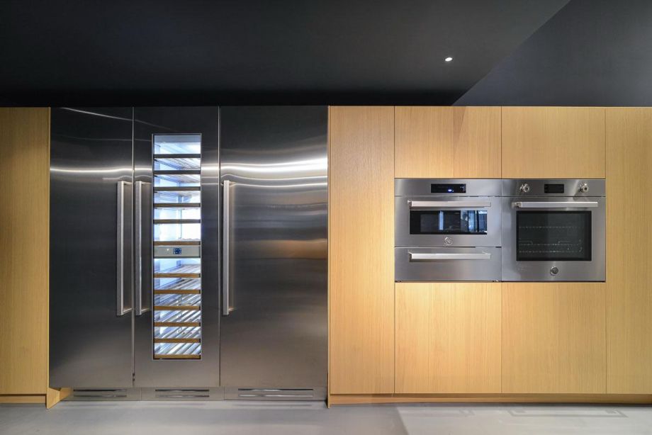 Frigorifero in acciaio e forni in esposizione Showroom Bertazzoni Milano