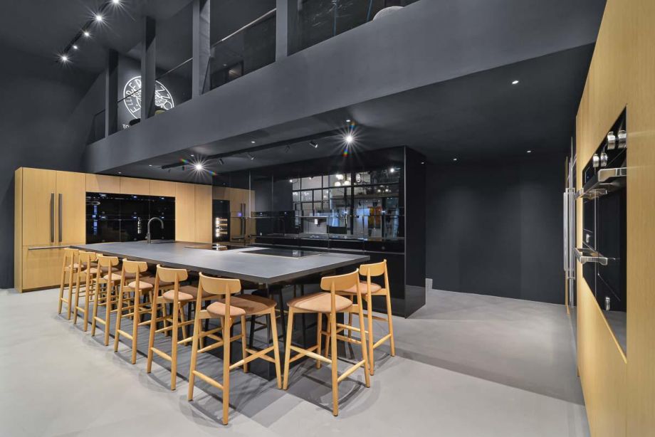 Esposizione tavoli e elettrodomestici da incasso Showroom Bertazzoni Milano