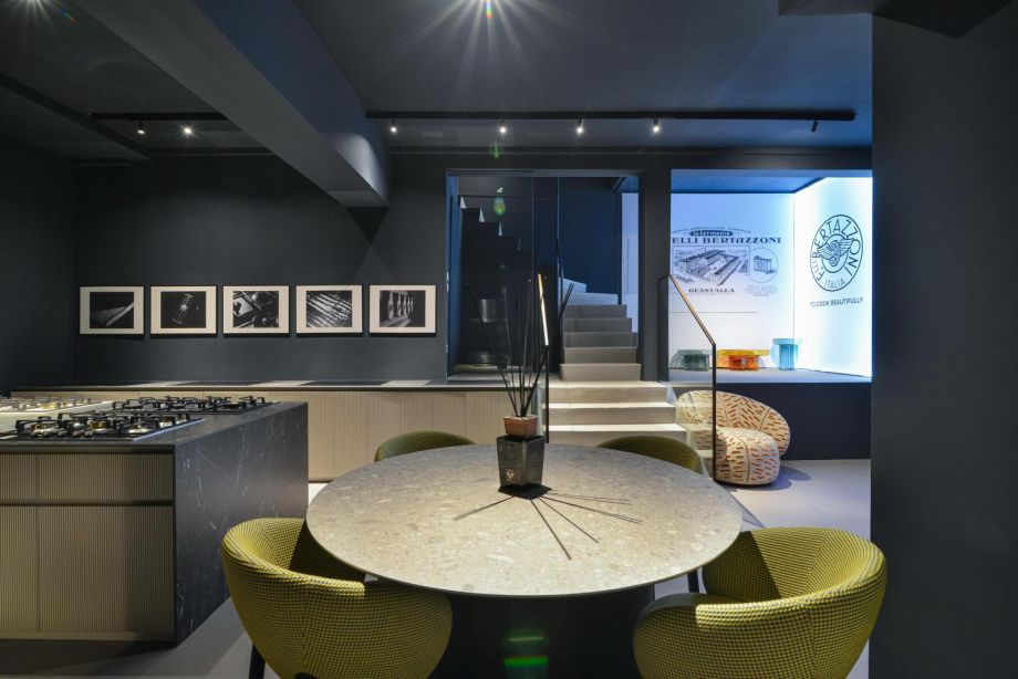 sala espositiva con tavolo rotondo Showroom Bertazzoni Milano