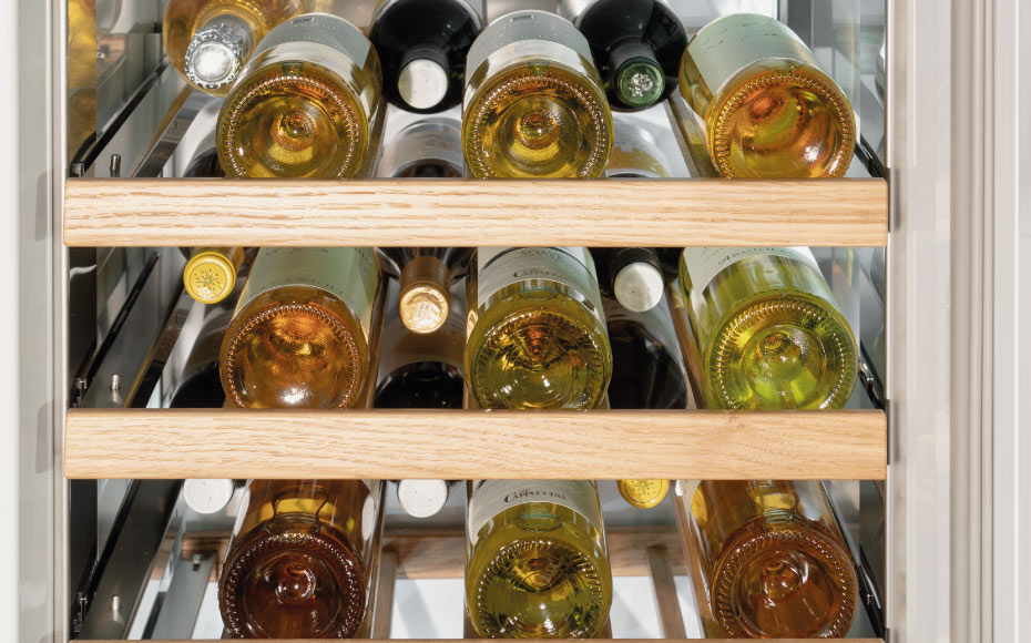 Cantina vini da incasso da 45 cm con porta pannellata reversibile, apertura sx - immagine 2